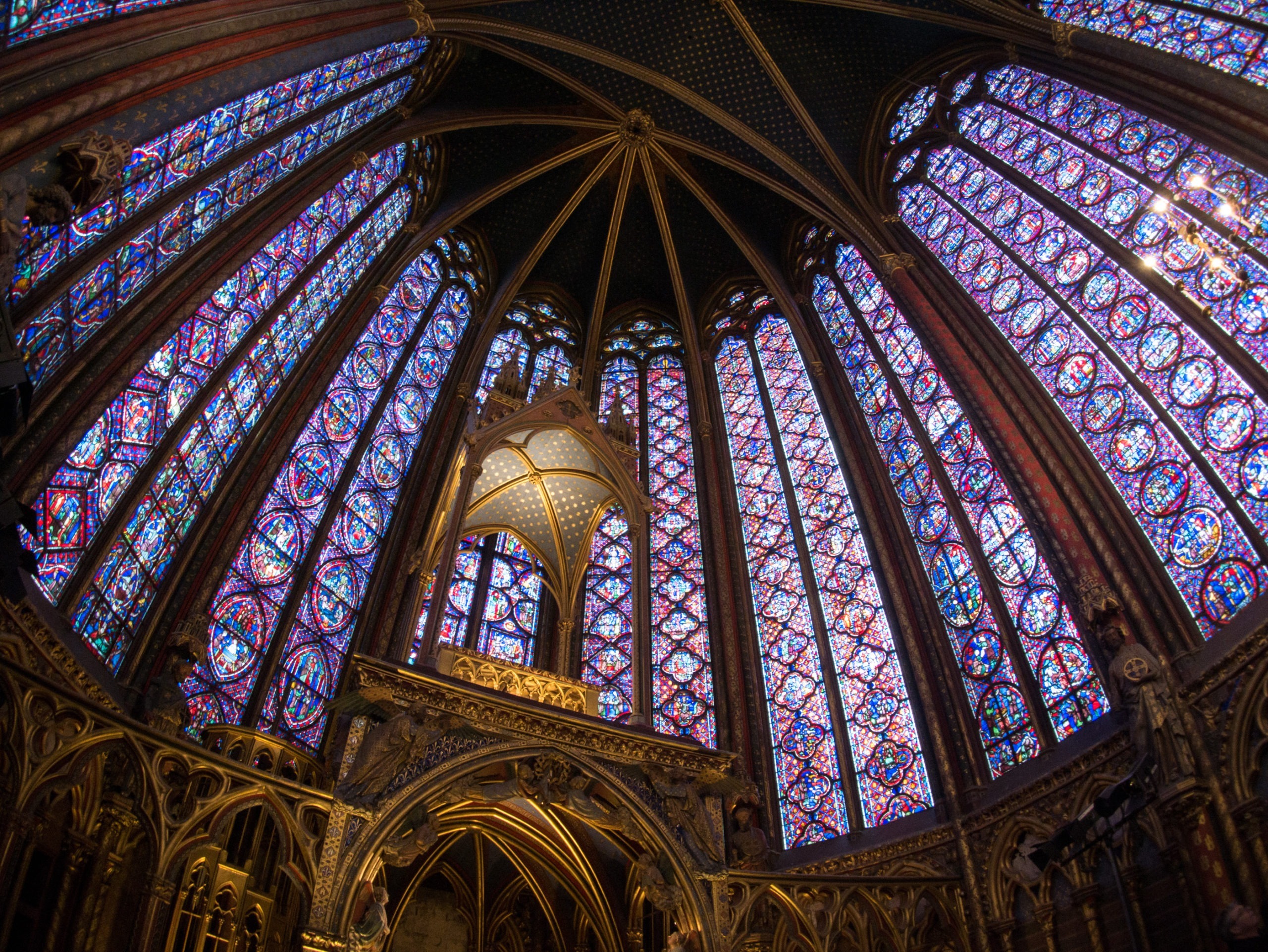 stained glass windows in sainte-chapelle-paris